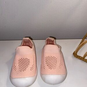 SHEIN Kids Pink Water Shoes